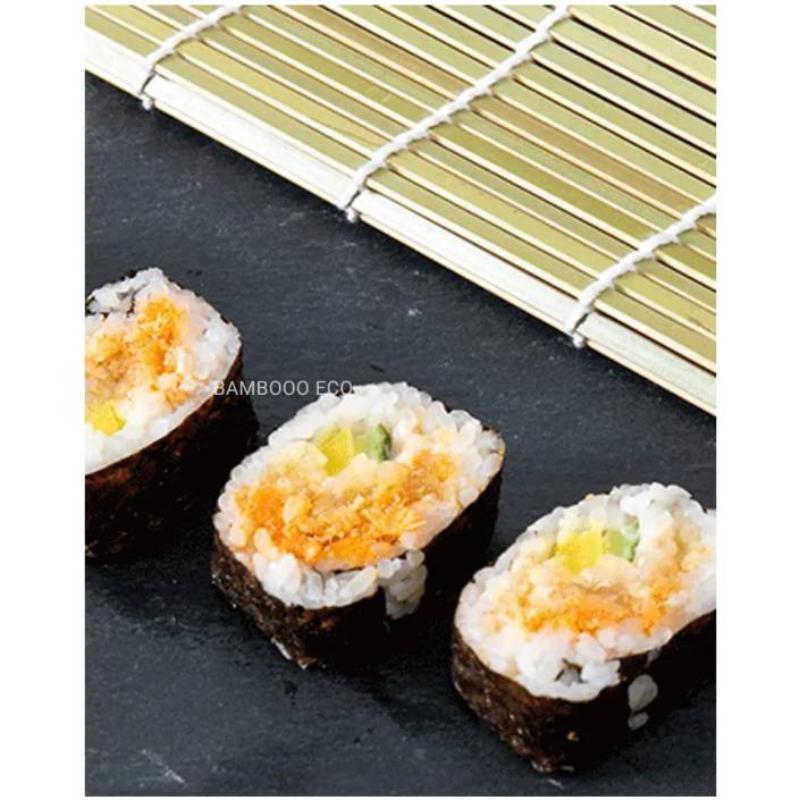 Rotoli di Sushi con Buccia Verde Realizzati con Set di Strumenti per Sushi in Bambù, Stampo per Riso per Sushi in Alga, Tappetino per Sushi in Bambù