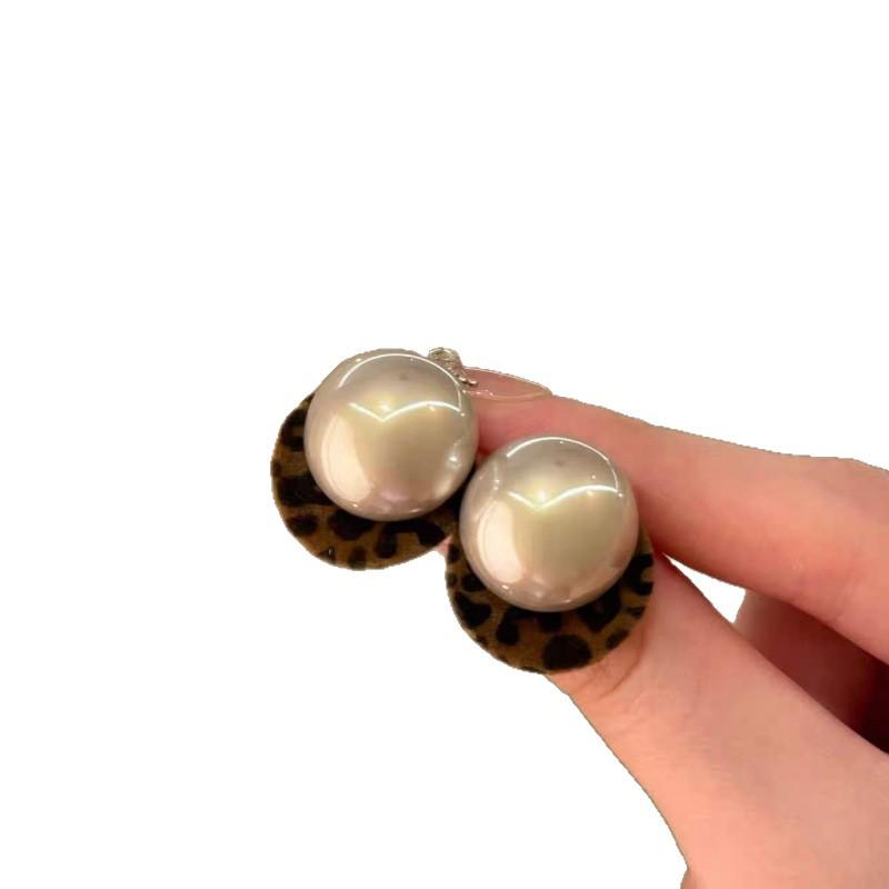 Elegant Retro Flocked Leopard Print Pearl Stud Earrings - Autumn/Winter Trendy Design for Women
