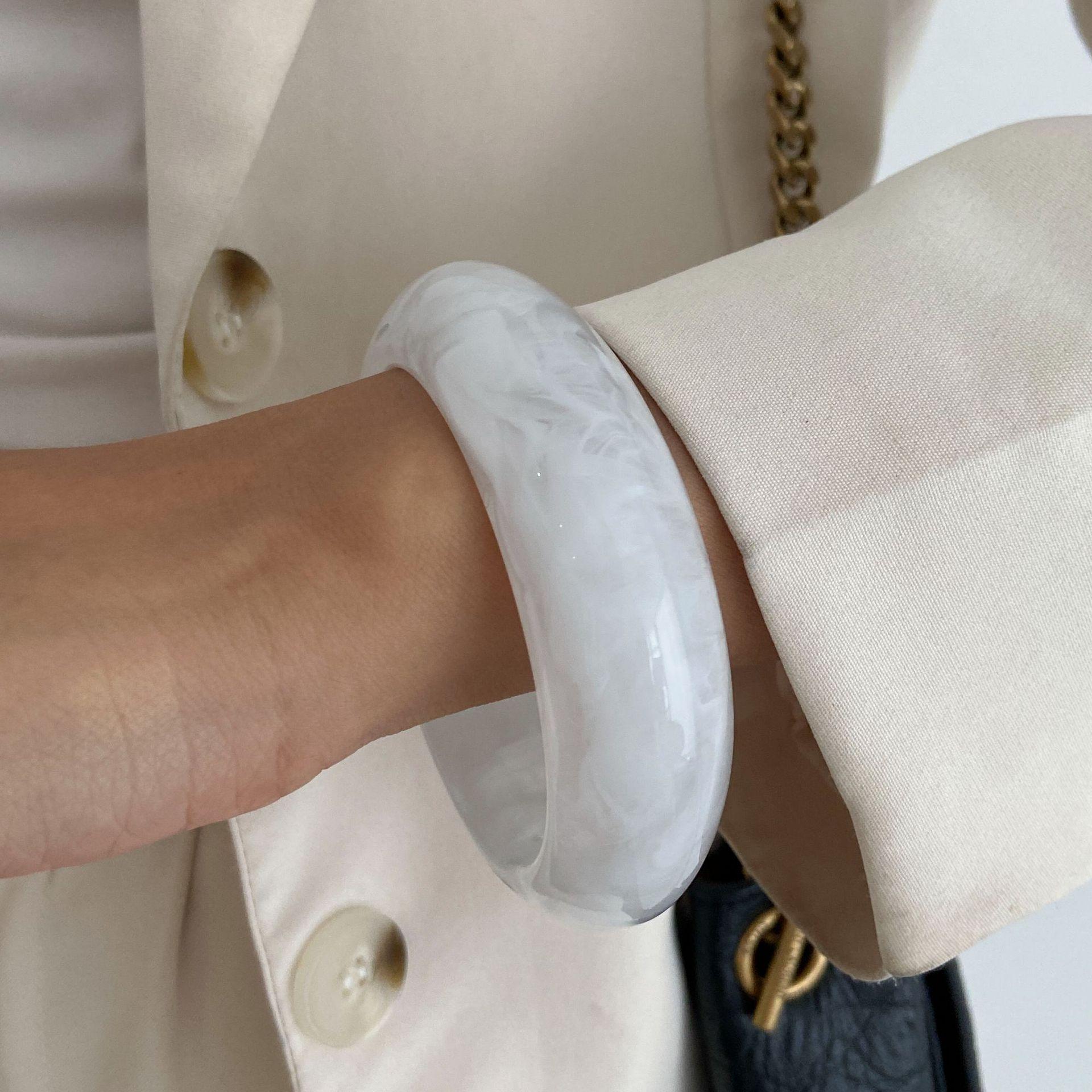 Модный свежий градиентный текстурный браслет из смолы, геометрический неправильный бангл из сплава для женщин 05 White Bracelet 2928