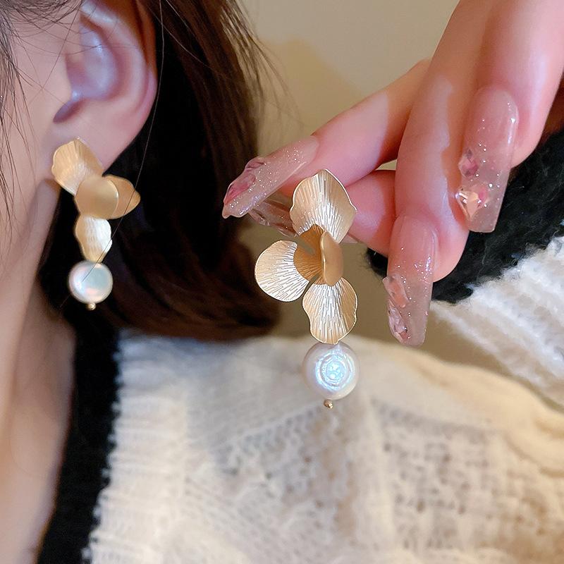 Exquisite and Shiny Earrings, Fashionable and Exaggerated, Atmospheric Earrings, Banquet Light Luxury and High-end Earrings