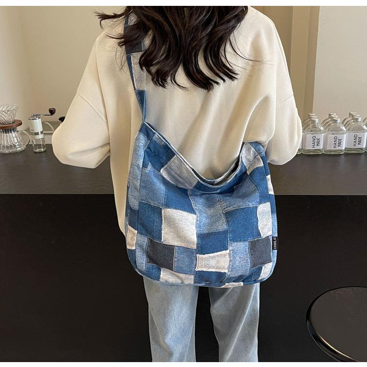 Женская большая вместительная пригородная сумка через плечо — фото 15