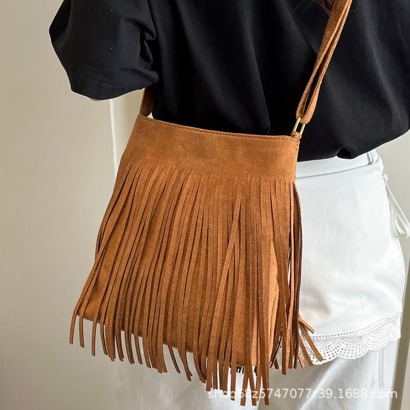 2025 new American bohemian fringed messenger bag retro matte texture bucket shoulder bag commuter women's bag