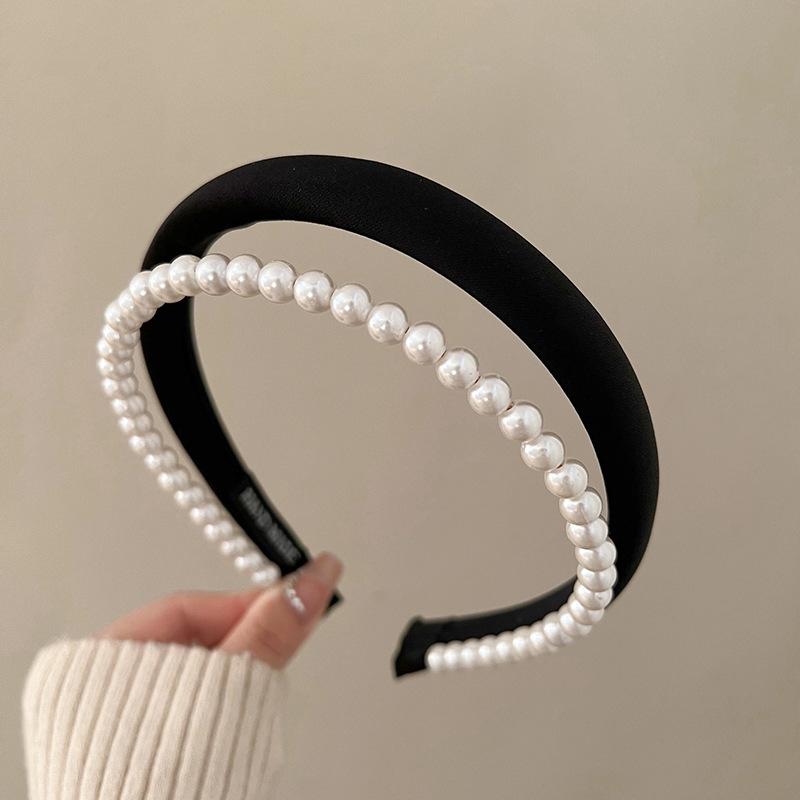 Stylish, Elegant, and Gentle Pearl Headband, A Versatile and Sophisticated Hair Accessory for Women, Perfect for Any Occasion.