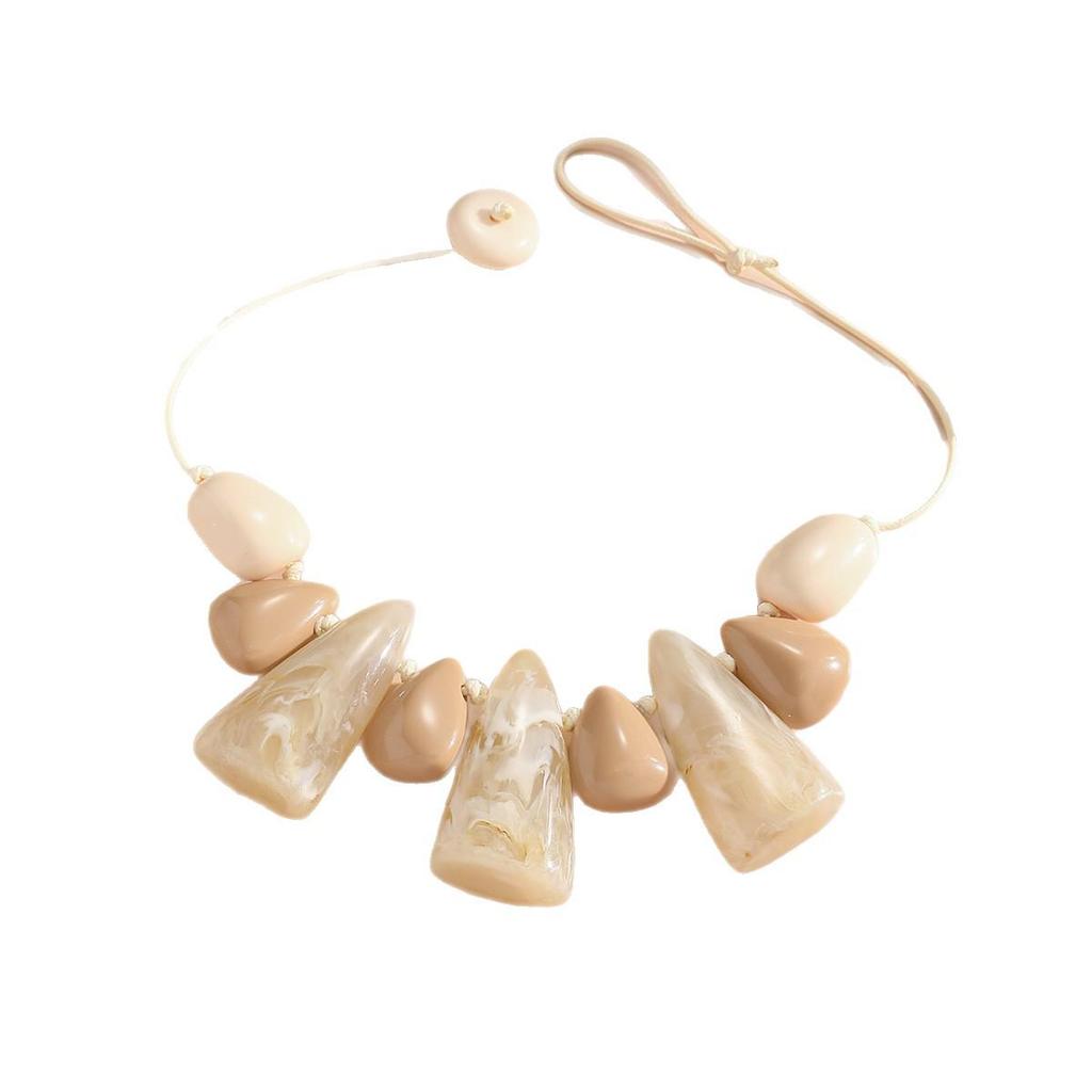 Retro Geometric Resin Necklace: Versatile Clavicle Chain with Exaggerated Design