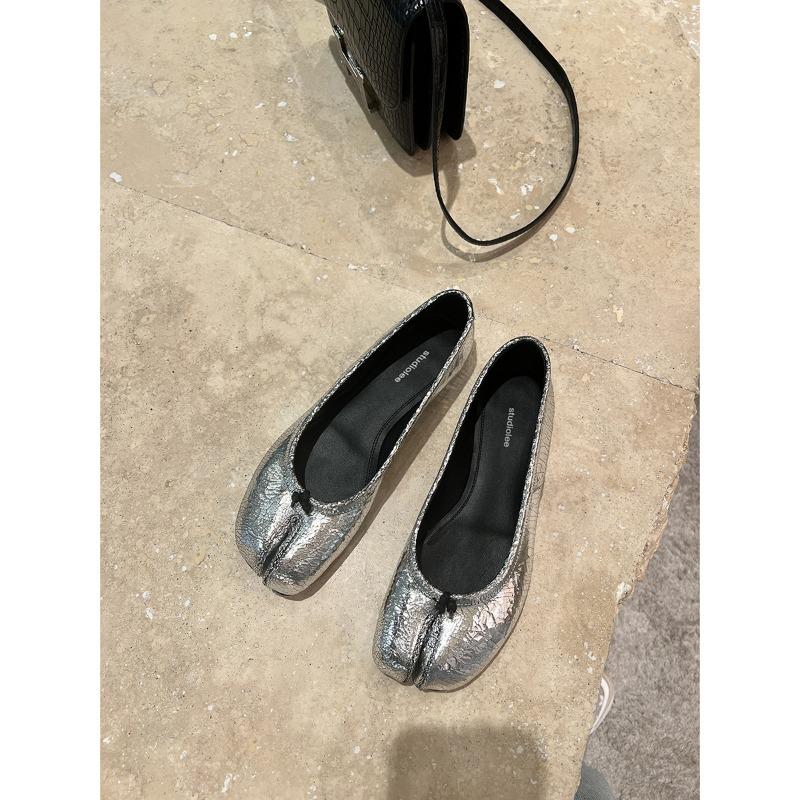 

~ Spring and Autumn women s mirror split-toed pig s trotters, flat-soled single shoes with shallow mouth and skirt 34 серебряный