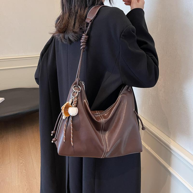 

Однотонная сумка кроссбоди подмышку 2025 новая сумка-тоут в иностранном стиле корейская версия повседневная для работы большая вместительность на плечо 34*12*27 темно-коричневого