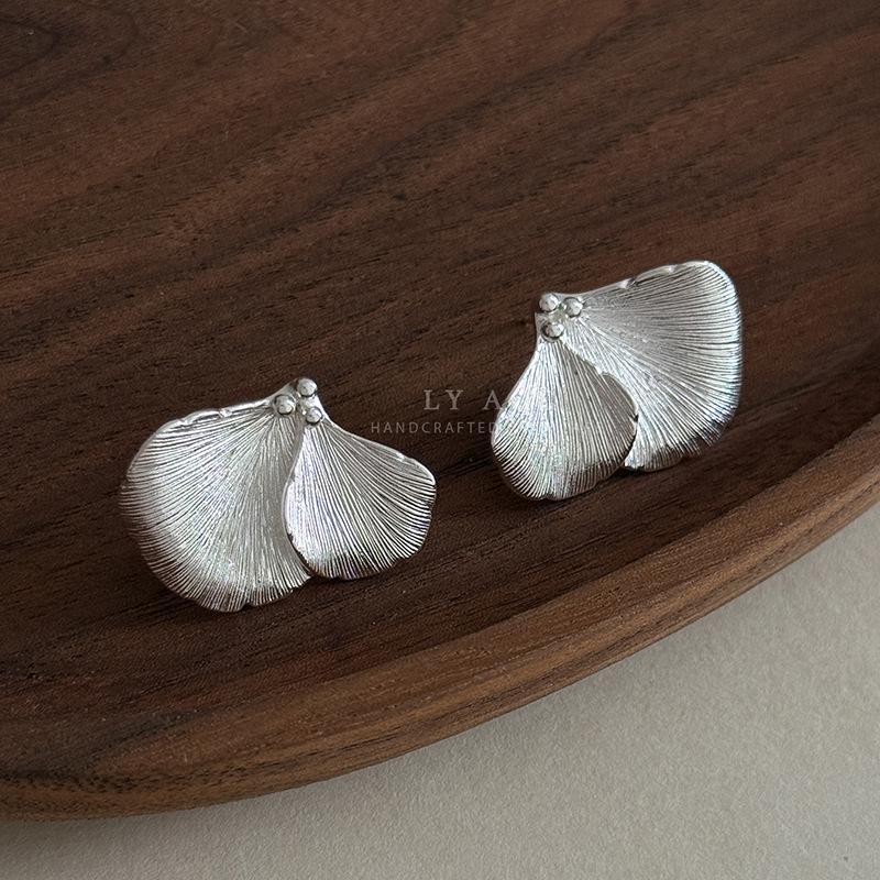 Original Niche Ancient Method Minimalist Natural Ginkgo Biloba Stud Earrings Brushed Process High-end Earrings Light Luxury Daily Earrings