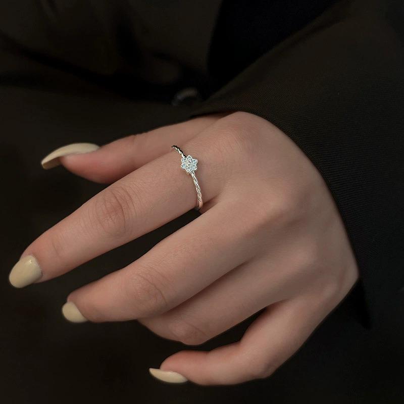 Bague Zircon Flocon de Neige pour Femme Design de Niche Sens de la Mode Polyvalente Simple Personnalité Petite Fleur Bague d'Index