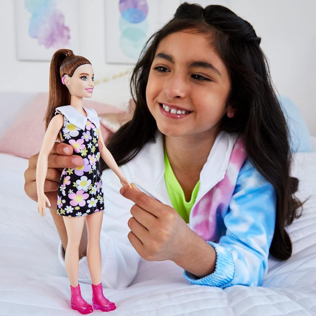 Minišaty Barbie Fashionista s květinovým vzorem [Oblékací panenka] [Vinylová taška z opakovaného použití] [Od 3 let] HBV19