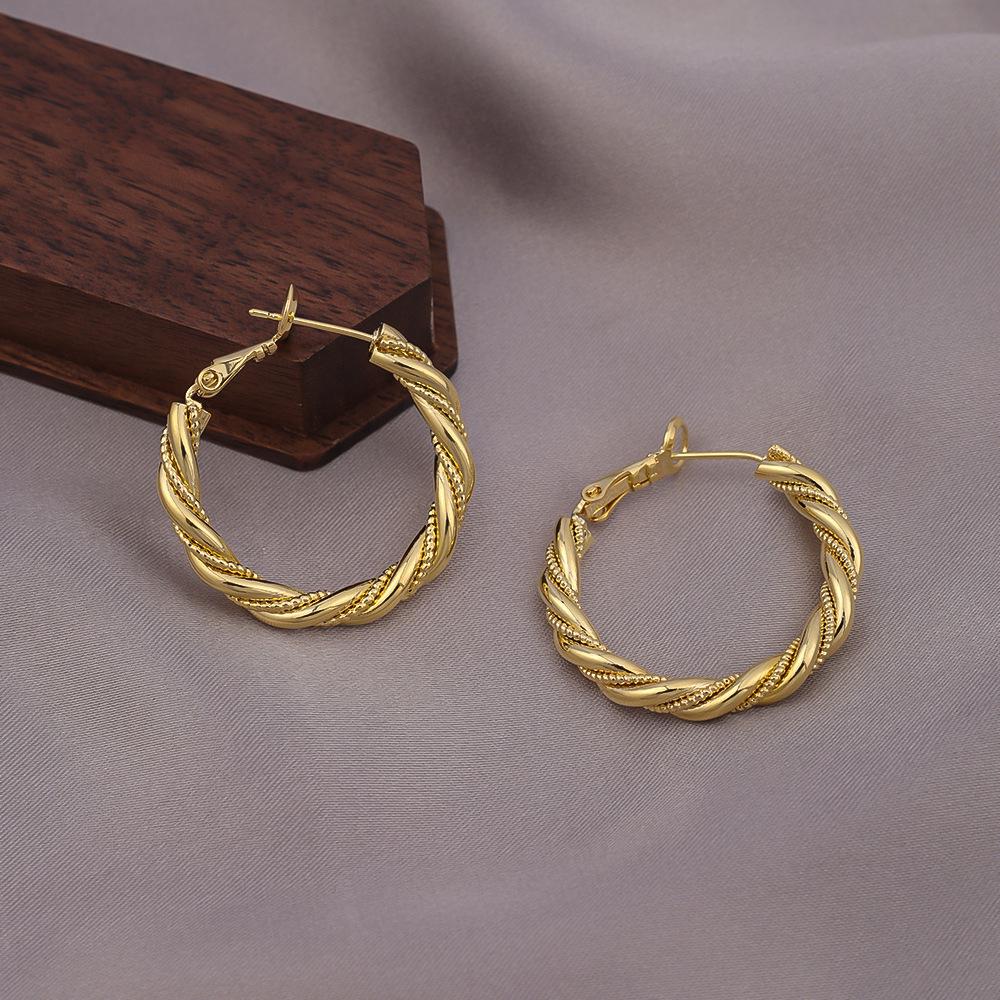 Винтажные корейские нишевые серьги-кольца с закруткой: Модный, Универсальный и Простой.