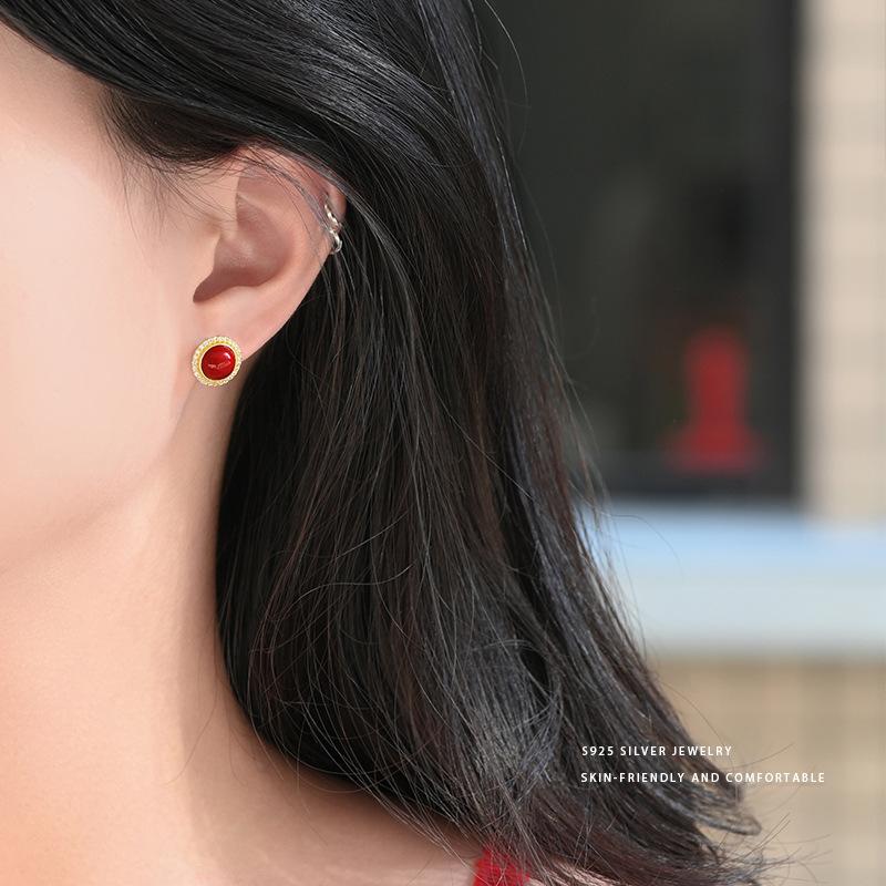 Runde Ohrringe mit rotem Diamanten