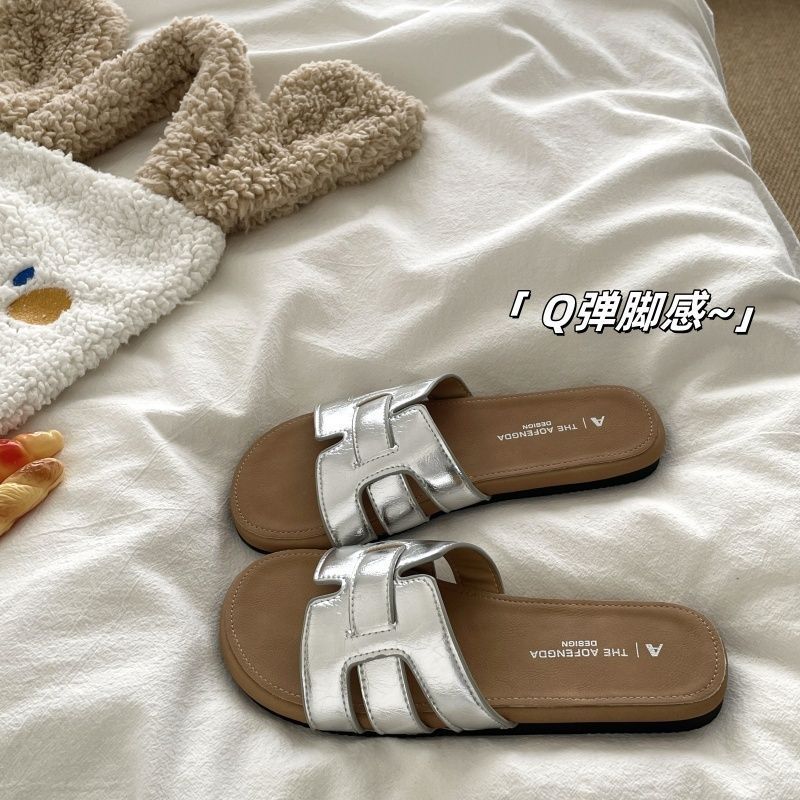 Advanced sense~ Great easy to wear one-word soft-soled fashionable outer wear versatile flat-bottomed beach slippers