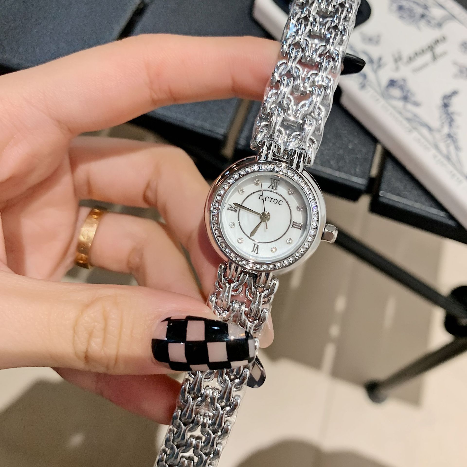 

Женские часы Горячая модель Маленькие круглые часы Ins Design Temperament Watch Женские легкие роскошные нишевые женские часы