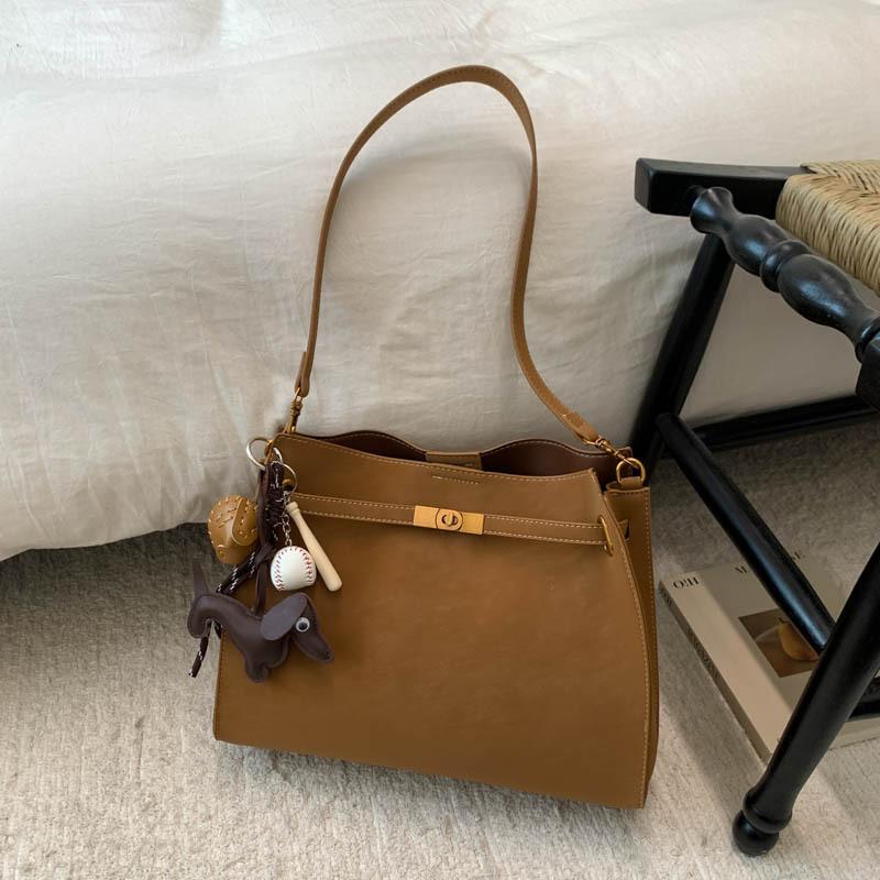 

New textured fashion casual tote bag autumn and winter personalized women s bag 2025 trendy shoulder messenger bag without pendant коричневый