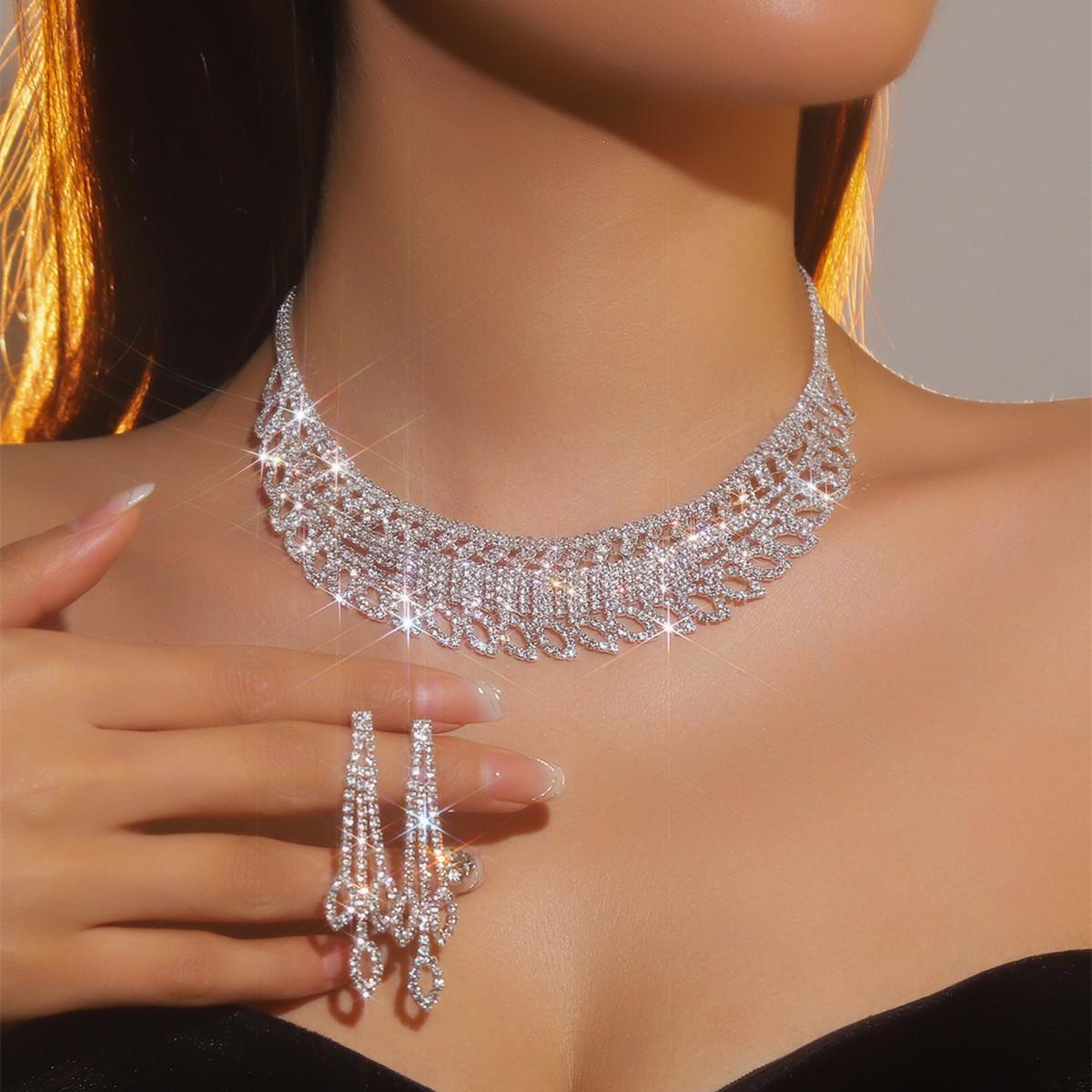 

Свадебные украшения, роскошный сверкающий бриллиантовый геометрический комплект из полых серег и колье, комплект из двух серег и колье для невесты с бриллиантами