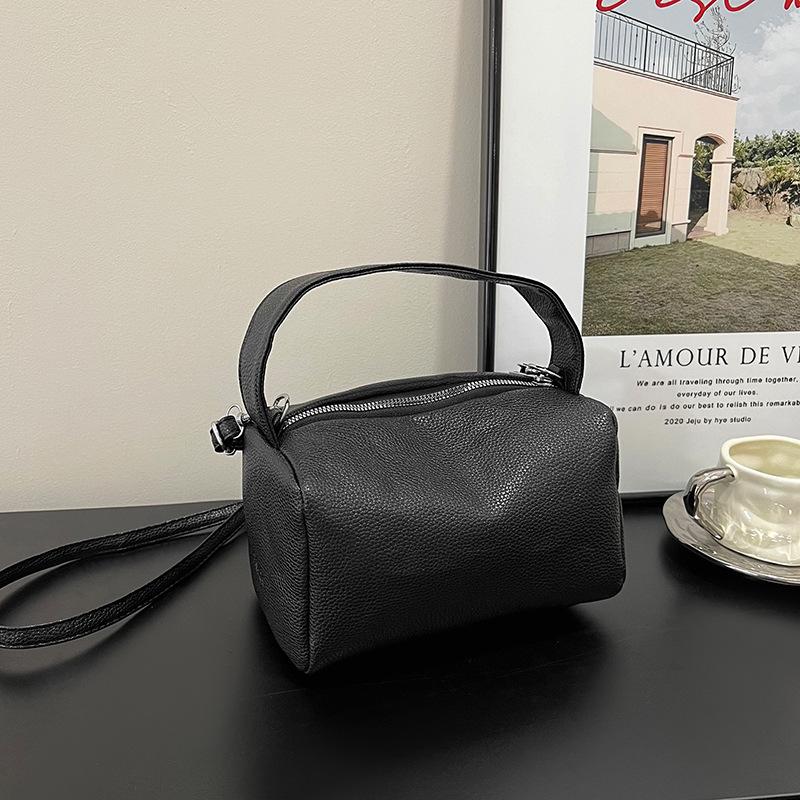 

Новый нишевый дизайн, повседневная и легкая портативная сумка для тофу, красивая однотонная, практичная универсальная наплечная сумка-мессенджер чёрный