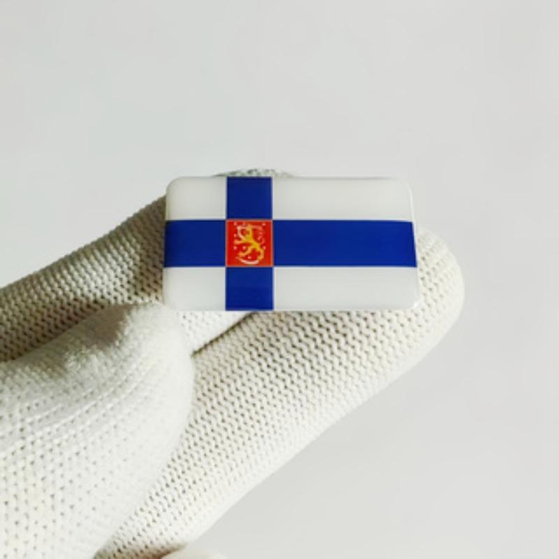 Finnish flag-shaped car sticker Self-adhesive car emblem badge decorative sticker Suitable for all vehicles 1pc