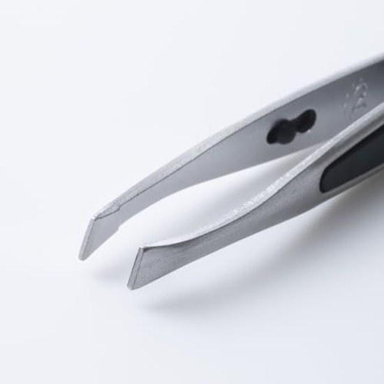 KAI Stylish Tweezers Slanted Tip Silver Non-Slip HK0425