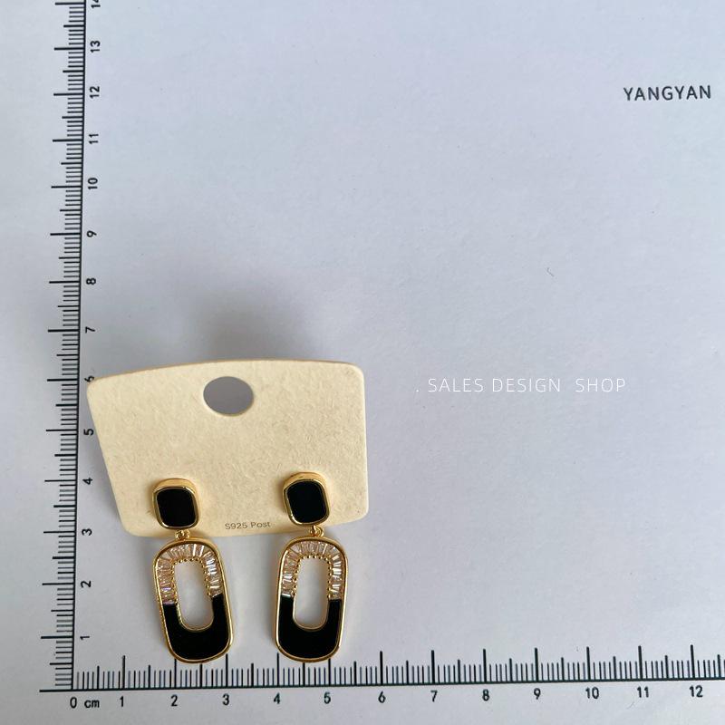 Elegant Korean Geometric Zircon & Mother-of-Pearl Stud Earrings: Light Luxury & Versatile Fashion for Women