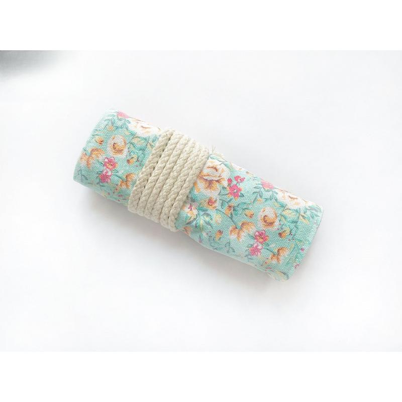 

Hu Crochet Hook Set: Ergonomic, Non-Slip Plastic Handles for Yarn Knitting, Ideal for Home Use.