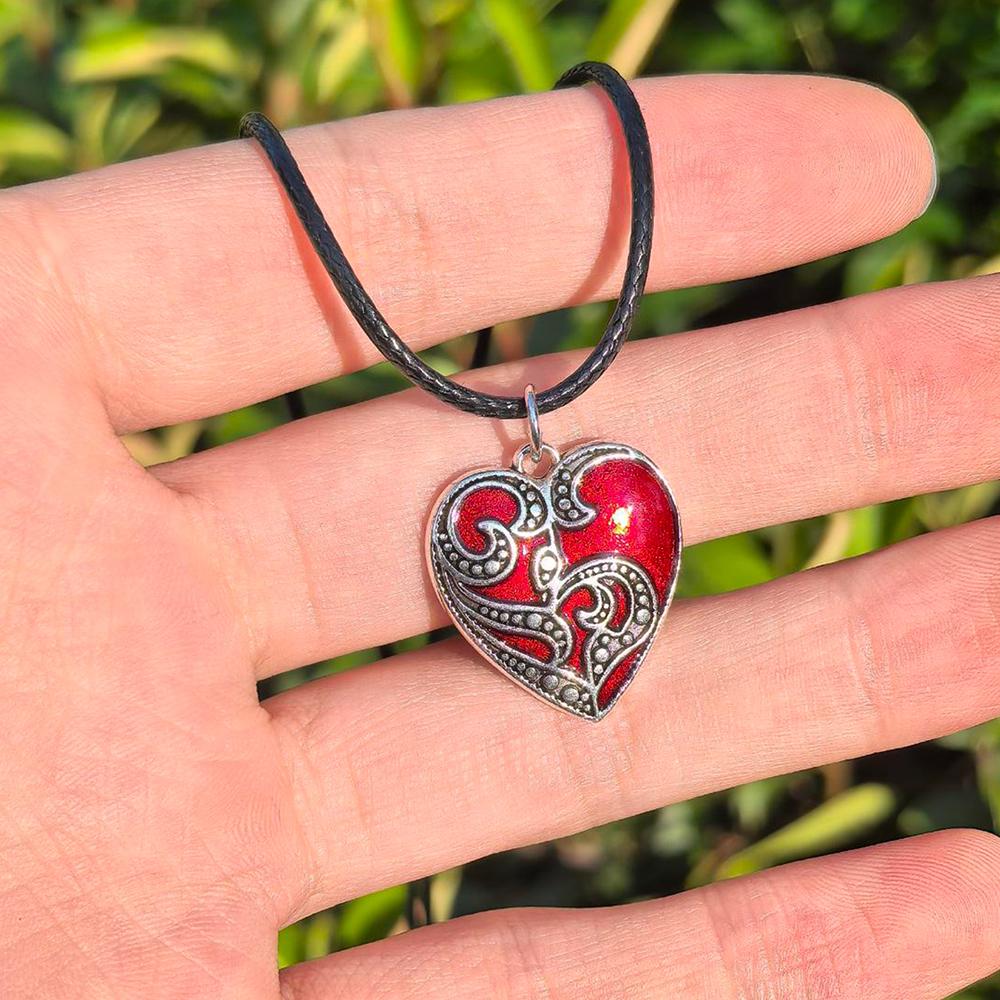 

Gothic red heart-shaped cross heart necklace, personalized and trendy retro necklace, Halloween party jewelry gift, suitable