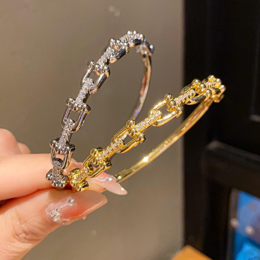Bracciale con Fibbia a Ferro di Cavallo in Zirconia Placcato Oro - Accessorio di Lusso Chic e Versatile