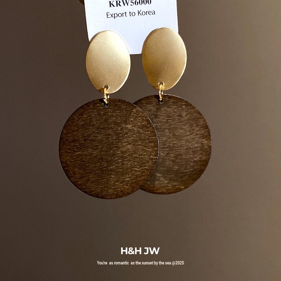 New Chinese silver needle round wood chip pendant earrings, retro niche design stud earrings, fashionable and high-end earrings.