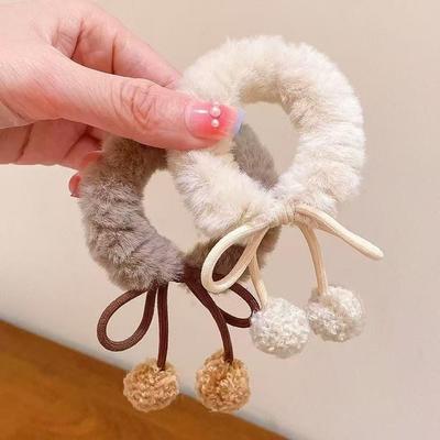 Bílá plyšová gumička do vlasů s pomponem - Zimní styl, roztomilý a všestranný doplněk