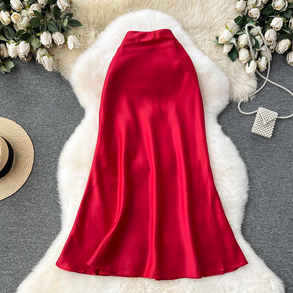 Et high-end satengskjørt for kvinner Et slankende midilengde fiskehaleskjørt