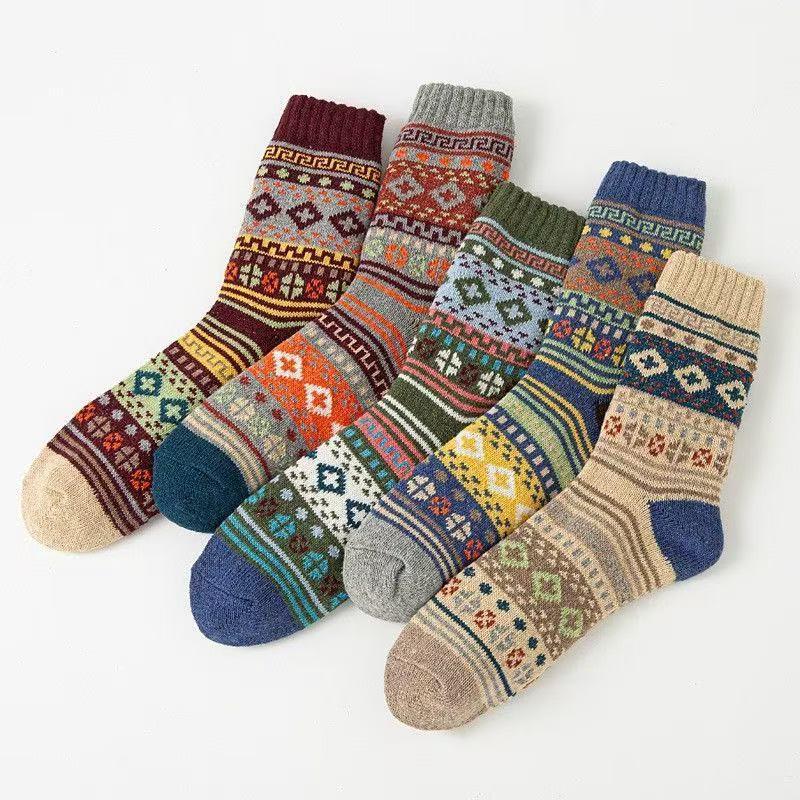 Women's Mid-Calf Reindeer Jacquard Wool Socks - Soft & Comfortable for Autumn and Winter