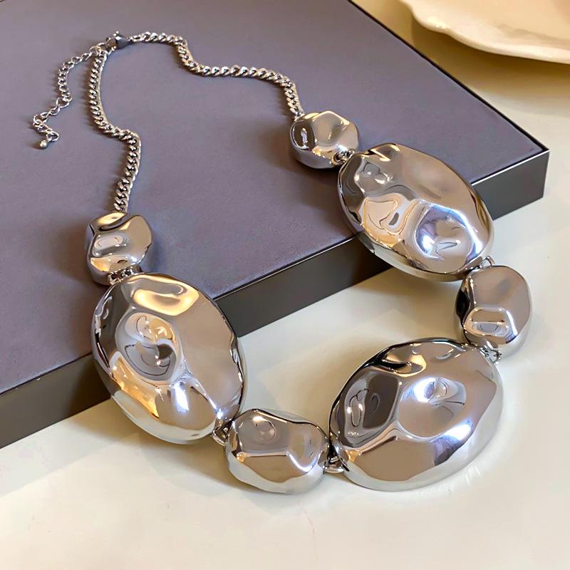 Oval Irregular Geometric Necklace - Unique Metal Clavicle Chain, Fashionable and Elegant Design