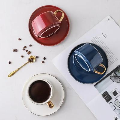 Rodinný kávový šálek v evropském stylu, keramický šálek se zlatou lžičkou, vynikající kávový šálek, zářivě bílý podšálek, restaurační potřeby