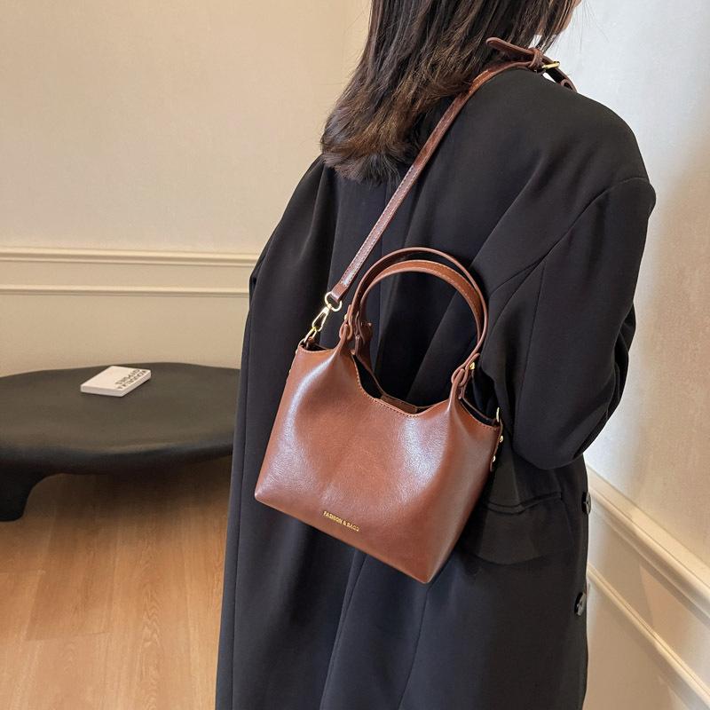 Retro large-capacity bucket bag women's 2025 new trendy fashion tote bag niche textured underarm bag