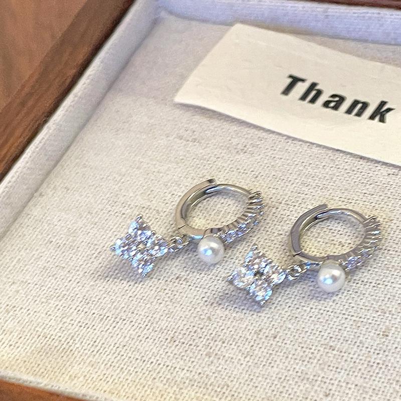 Sparkling Four Leaf Clover Pearl Ear Cuffs For Women Fashion Elegant Rhinestone Earrings