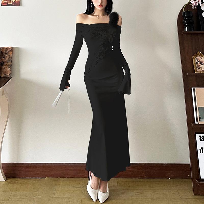Autumn and Winter Women's Solid Color Slim-fit High-waisted Fashion One-line Collar Long-sleeved Dress