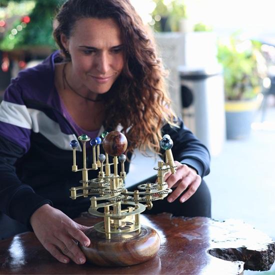 25,4 cm großes Luxus-Dekorationsstück für Bücherregale. Orrery aus Messing und Stahl. Ein funktionales Modell des Sonnensystems mit mehreren Himmelskörpern.