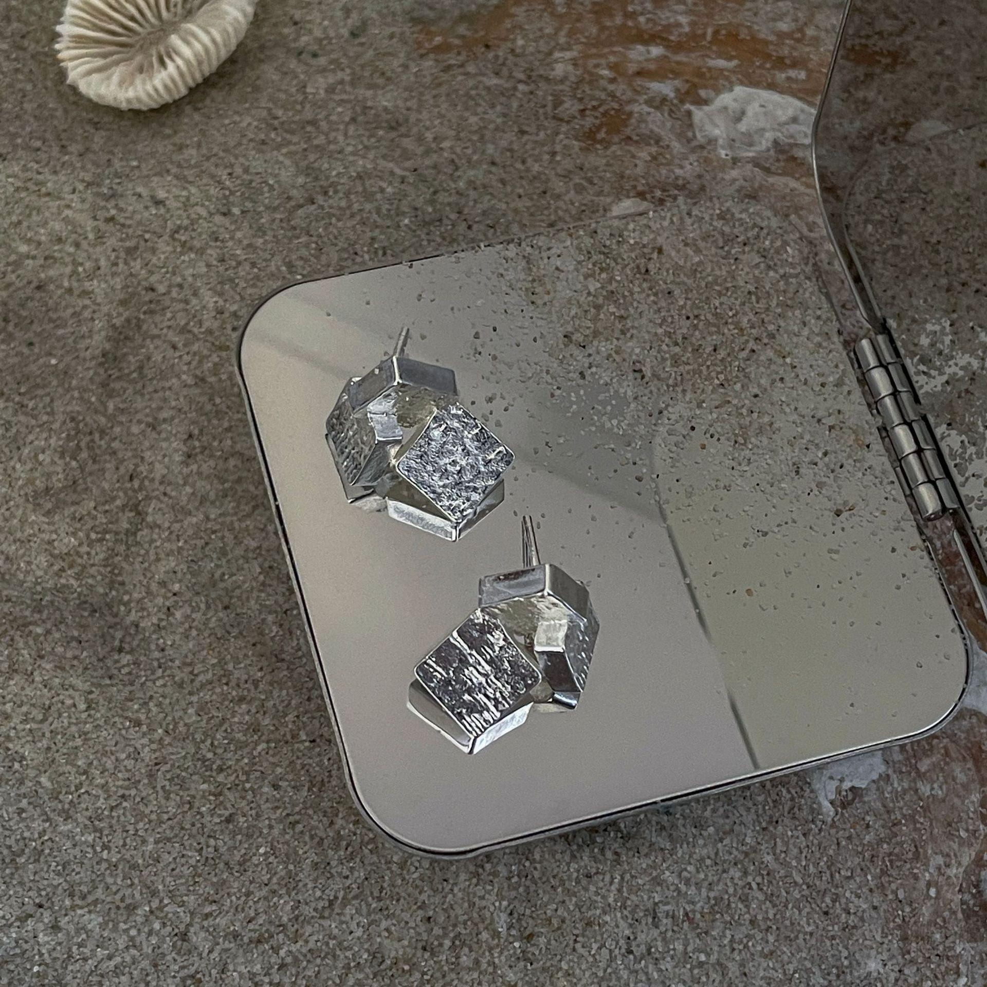 

Scattered stone personalized design stud earrings female niche exaggerated ear clips ins wind without ear piercings 925 silver needle jewelry fashion