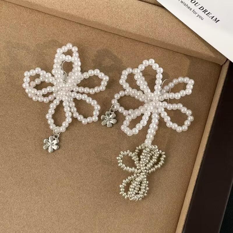 

Asymmetrical three-dimensional pearl flower earrings temperament irregular ear hook light luxury high-end earrings women