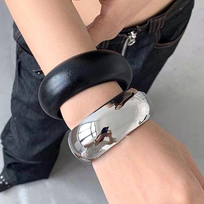 צמיד עגול ממתכת מבריקה אירופאי ואמריקאי 2025: תכשיטי יוקרה אופנתיים חדשים לנשים