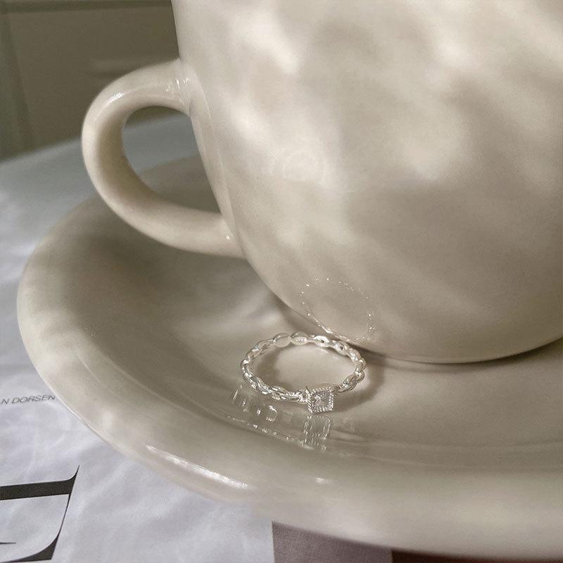 

Вдохновленное современным корейским стилем кольцо из чистого серебра для женщин. Стильное, универсальное и