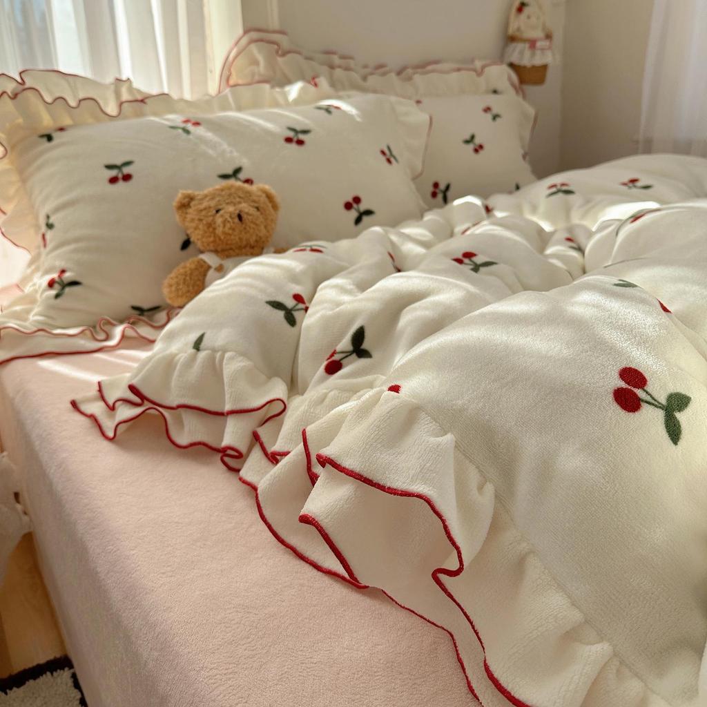 Cherry Lace Overlock Velvet 4-Piece Winter Bedding Set