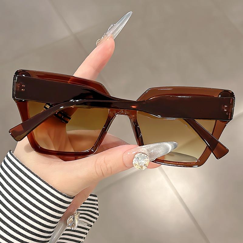 Butterfly-shaped large-framed sunglasses are fashionable, trendy, versatile and high-end shooting accessories