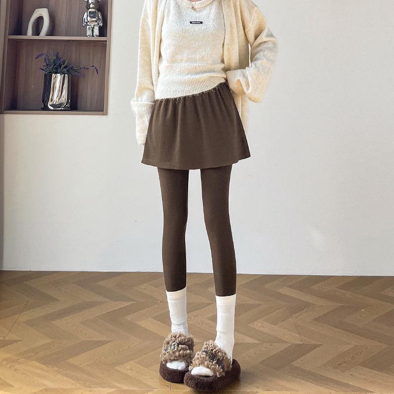 

Chic and flattering grey skirt with built-in shark pants for women, featuring a base skirt and wool cover. Large