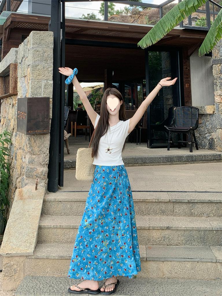 Fashion suit White V-neck short-sleeved T-shirt Women's summer high-waisted and thin floral skirt two-piece set