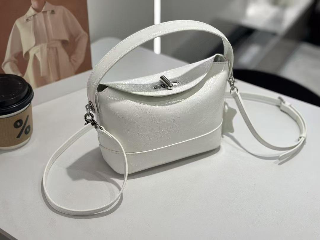 

2025 New Style Temperament Hand-carried Armpit One-shoulder Cross-carried Women s Bag Oil Wax Leather Pillow Light Luxury Small Length 18 X9 X13CM білий