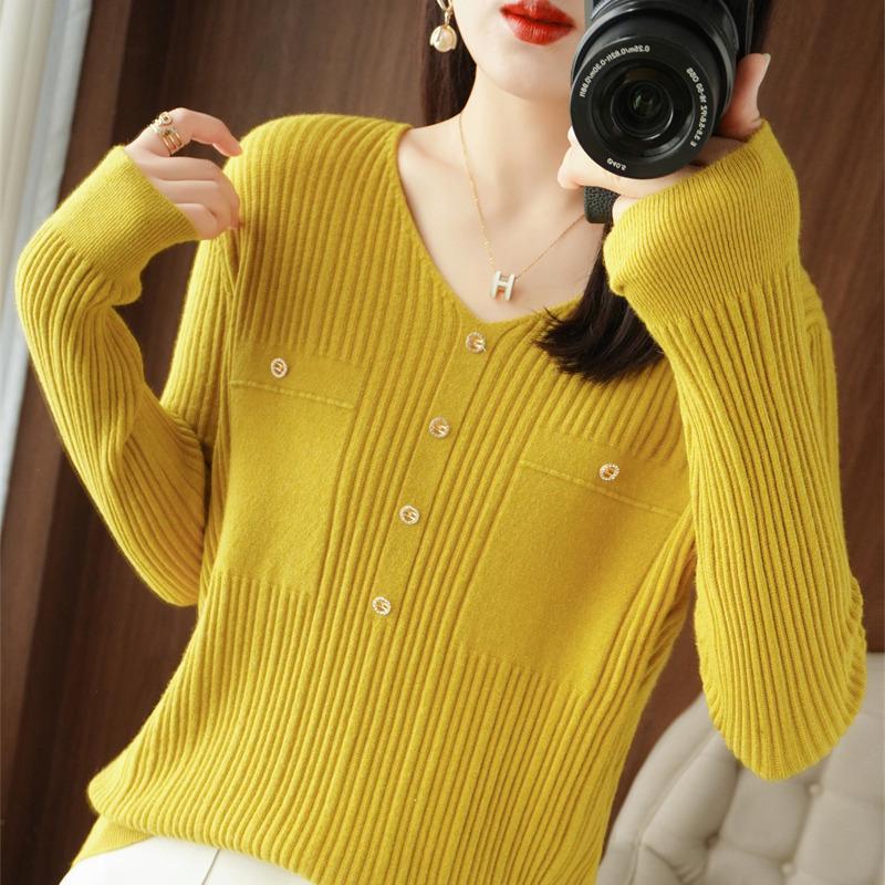 Spring and Autumn New Women's Low-Neck Sweater Women's V-Neck Drilled Buckle Andy Velvet Knitted Bottom Sweater Women's Batch