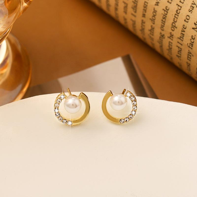 Heiß verkaufendes Set mit neun Teilen in leichter Luxusausführung mit perlenbesetzten Ohrringen mit Diamanten Vielseitige Ohrringe mit High-End-Gefühl S925 Silbernadel Schmuck