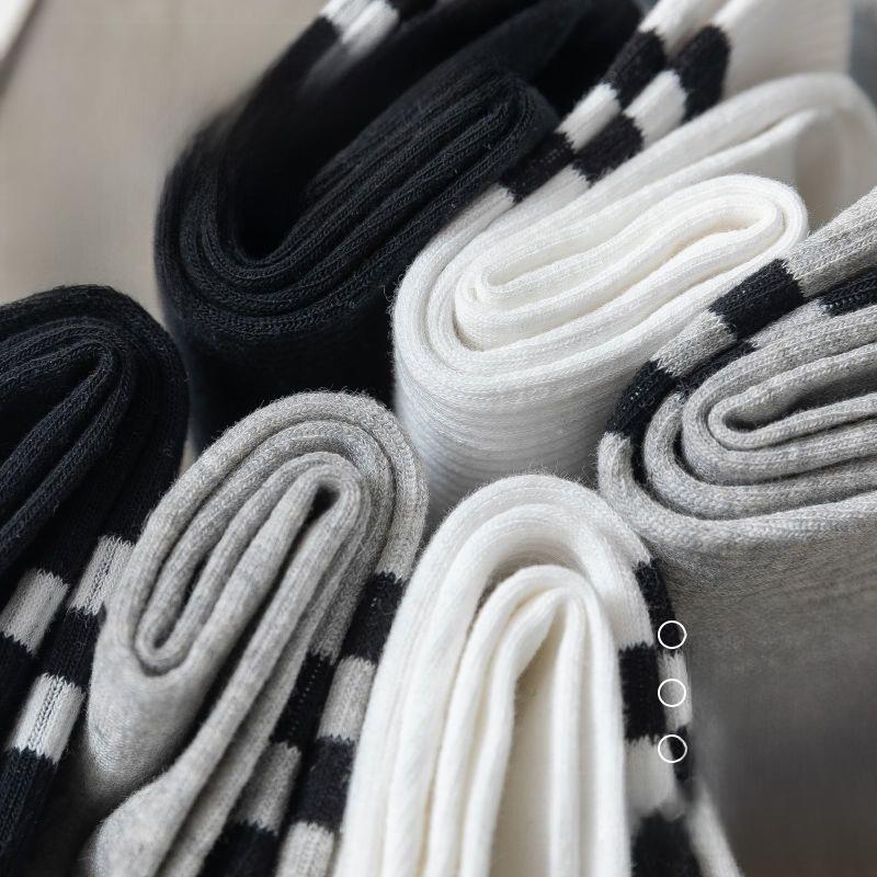 Dammode Svart & Vita Hajbyxor med Strumpor - Mellanhöga Sportiga & Trendiga Studentstil för Vår & Höst