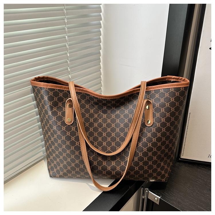 Advanced sense of foreign style versatile hand bag women 2025 new trendy Internet celebrity explosion shoulder bag large capacity tote bag
