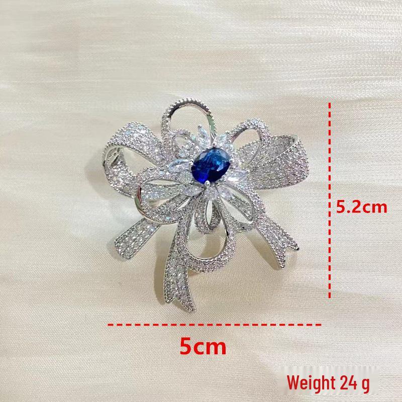 

Элегантный красный значок на лацкан в виде цветка розы с замком мира, прямоугольником из бриллиантов и животным мотивом.